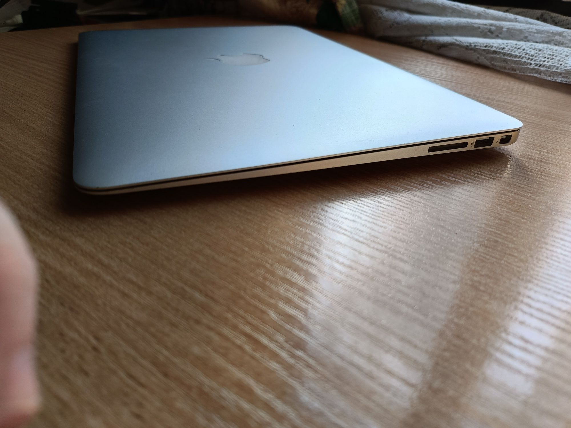 MacBook Air 13 2015 8/128 есть коробка и чек