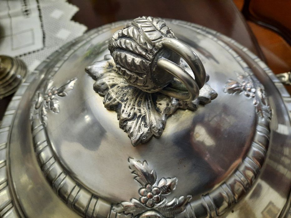 Terrina e prato em casquinha
D