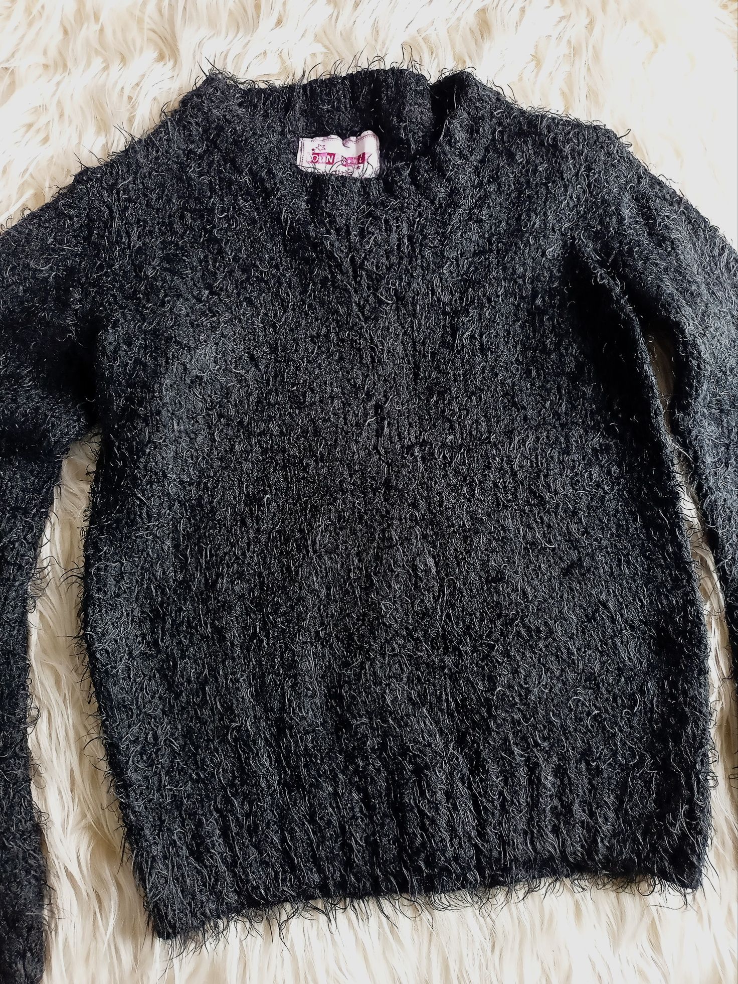 Czarny sweterek boucle r. 128
