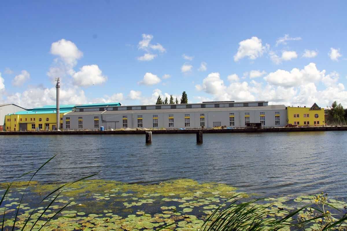hala z dostępem do nabrzeża portowego