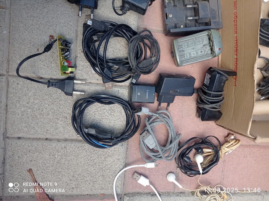 Зарядні пристрої до телефонів.