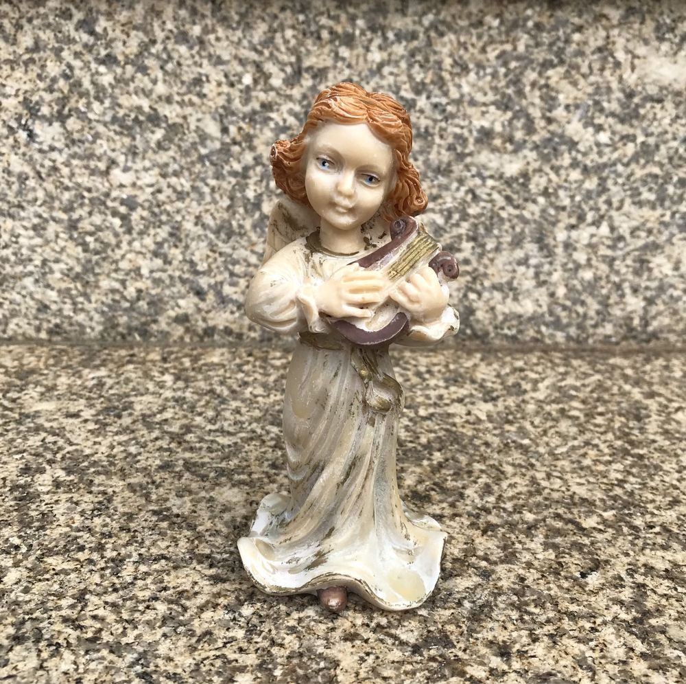 Pequena estátua de anjo em marfinite pintada à mão