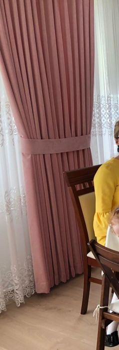 Zasłony w kolorze pudrowego różu