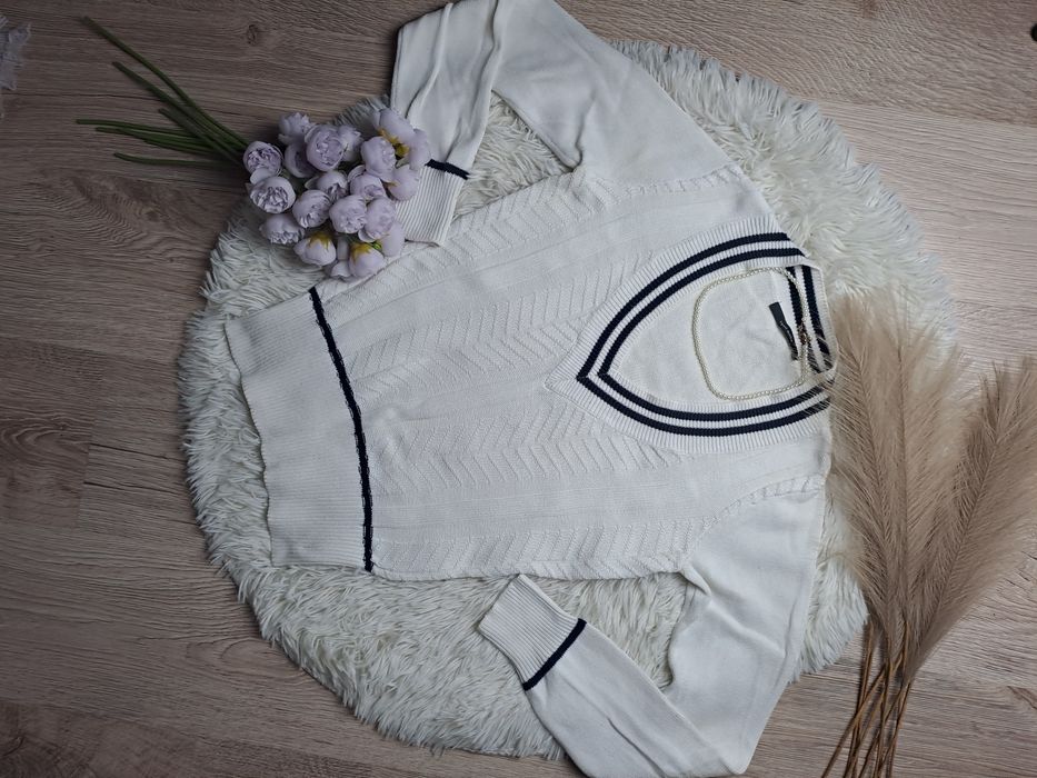 Biały sweter Dekolt V Old Money | Golf style | Czarne Paski | Dekolt V