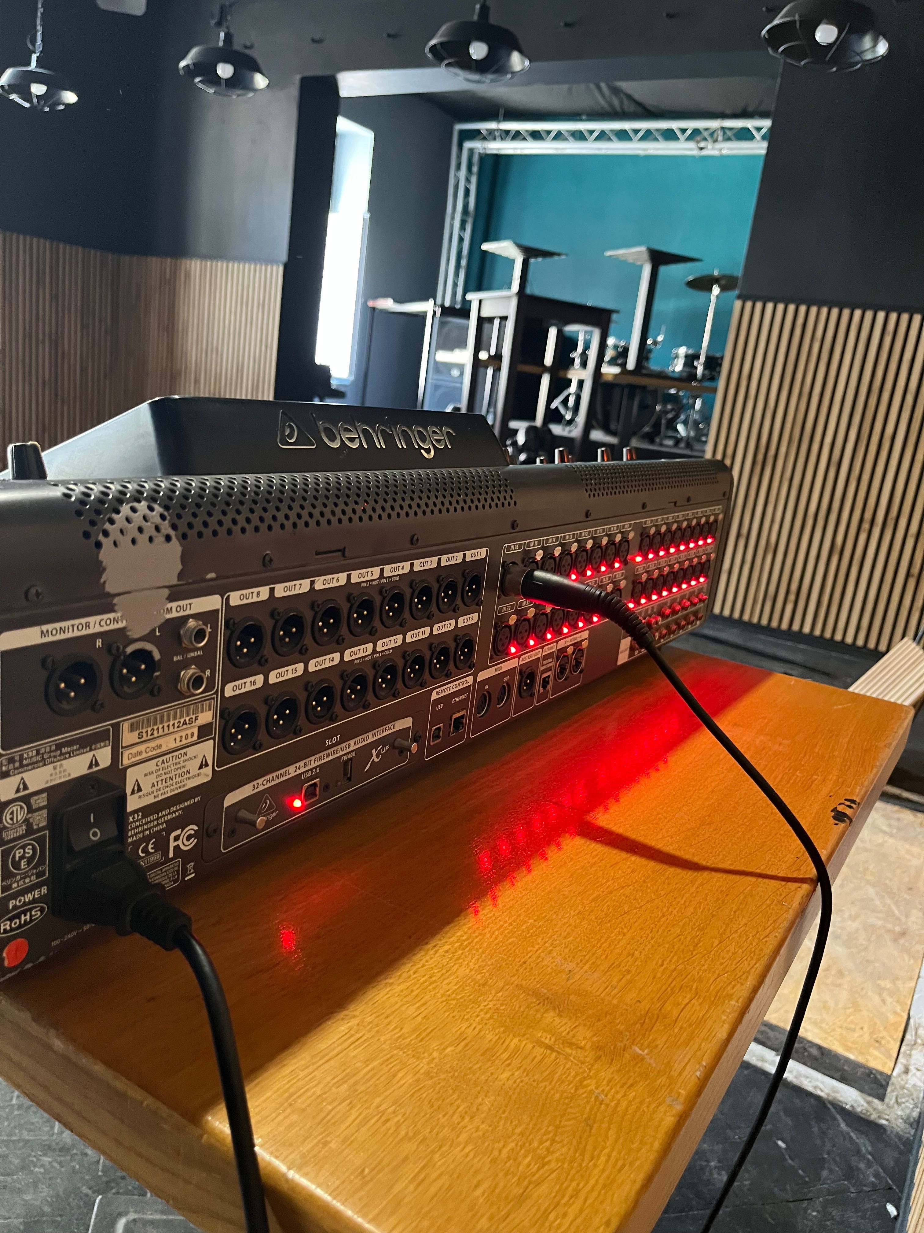 Stół Mikserski Behringer x32