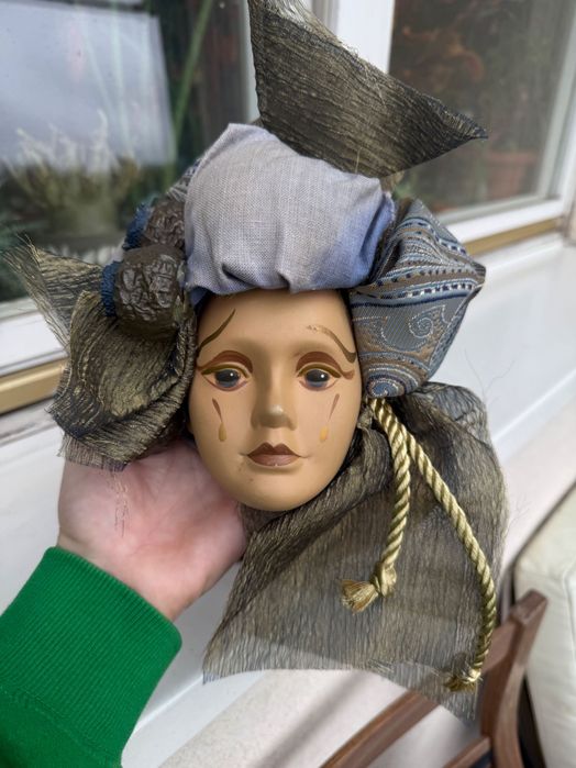 Piękny panel. Przedstawia kobietę w wyjątkowym nakryciu głowy