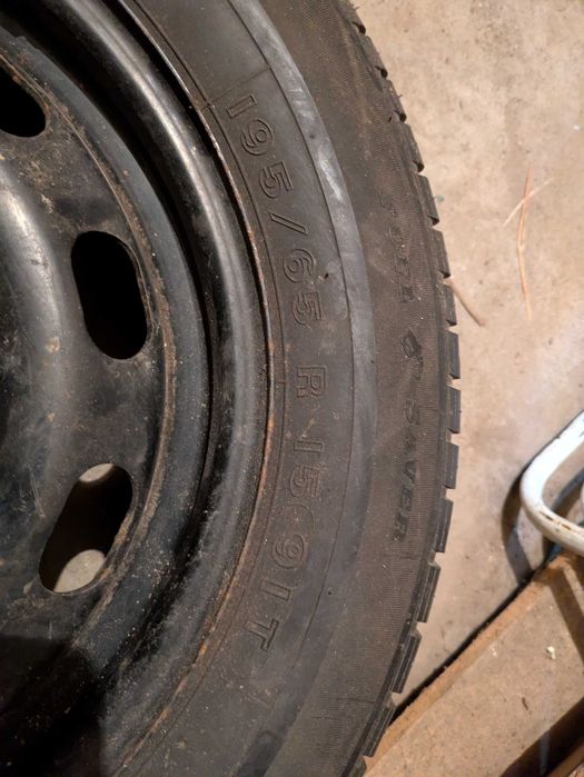 Opony zimowe 195/65 R15 z felgami – bardzo dobry stan
