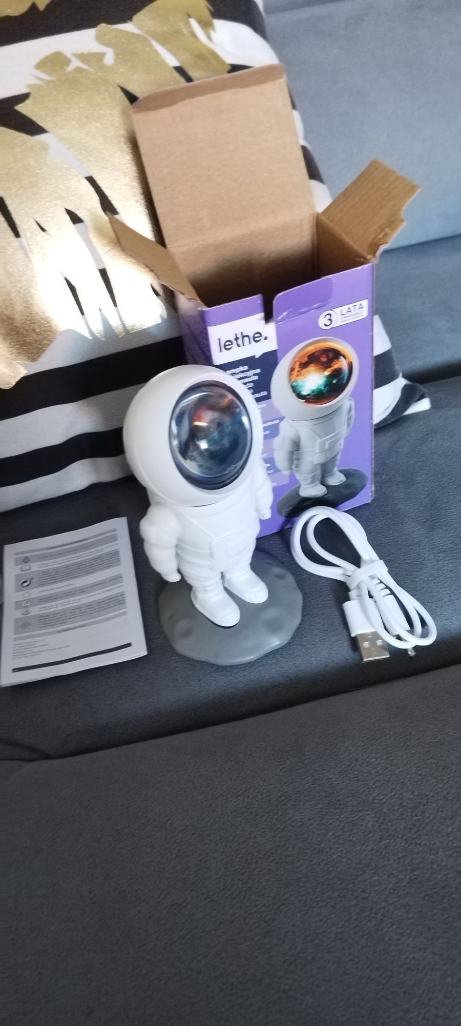 Lampka astronauta imitująca zachód słońca