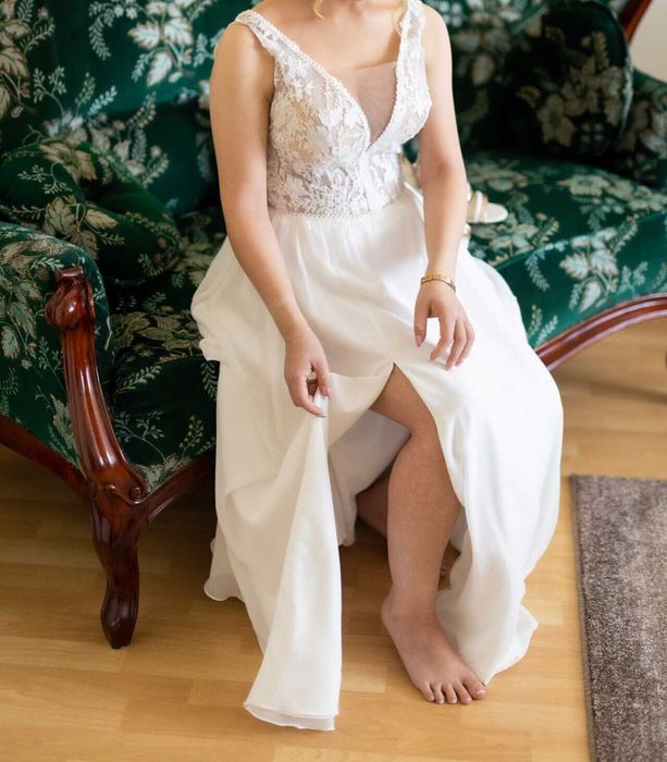 Suknia ślubna z rozporkiem