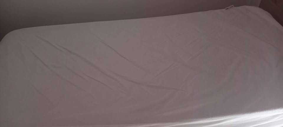 Cama individual de menina com estrado, colchão e roupa da cama