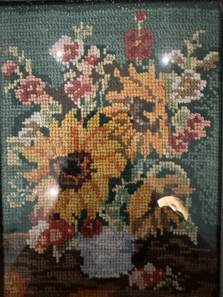 Makatka w ramce kwiaty, wyszyta krzyżykiem, handmade