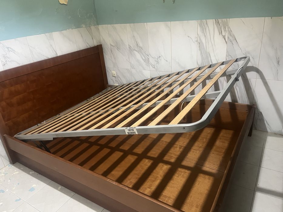 Cama de madeira rebatível