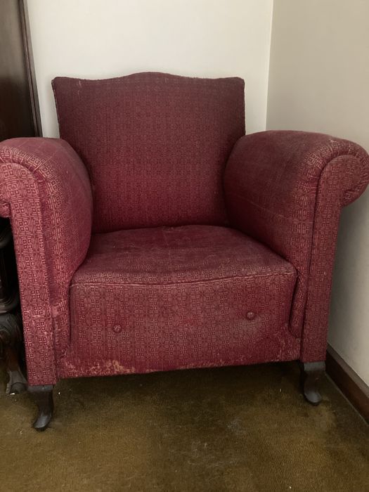 Sofá individual de cor bordeaux