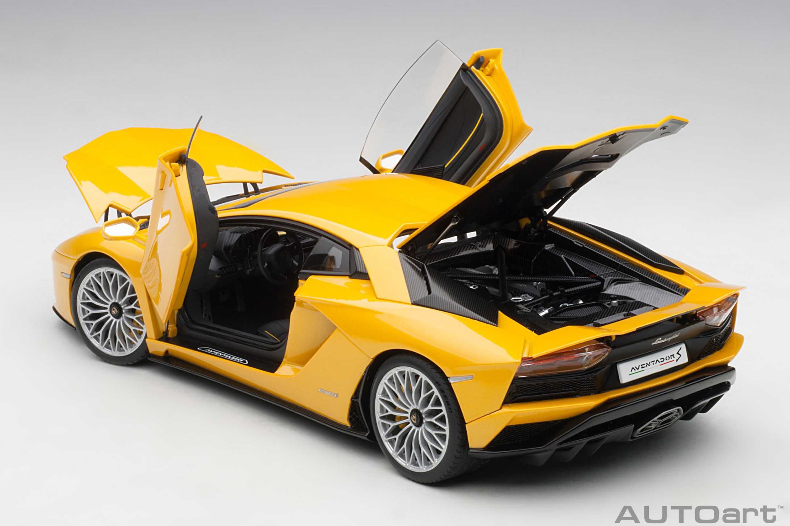 1:18 AUTOart Lamborghini Aventador S 2017 yellow