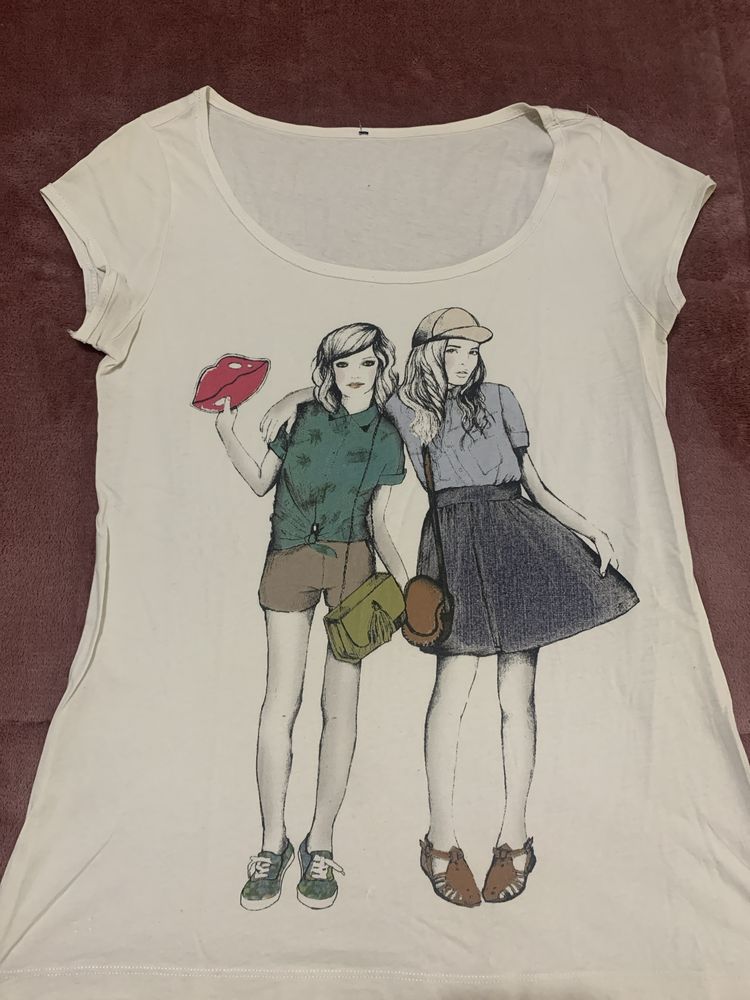 T-shirt Pull&Bear tamanho M fundo branco com desenho de raparigas