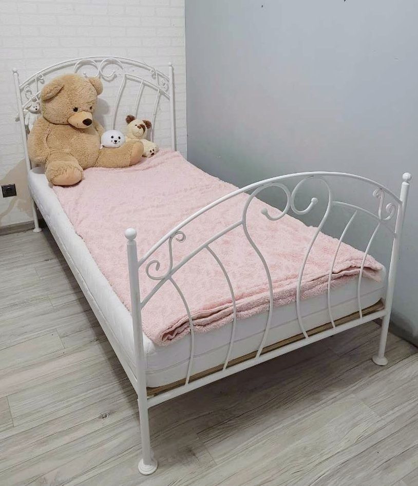 Metalowe łóżko ze stelażem dla nastolatki 104x206