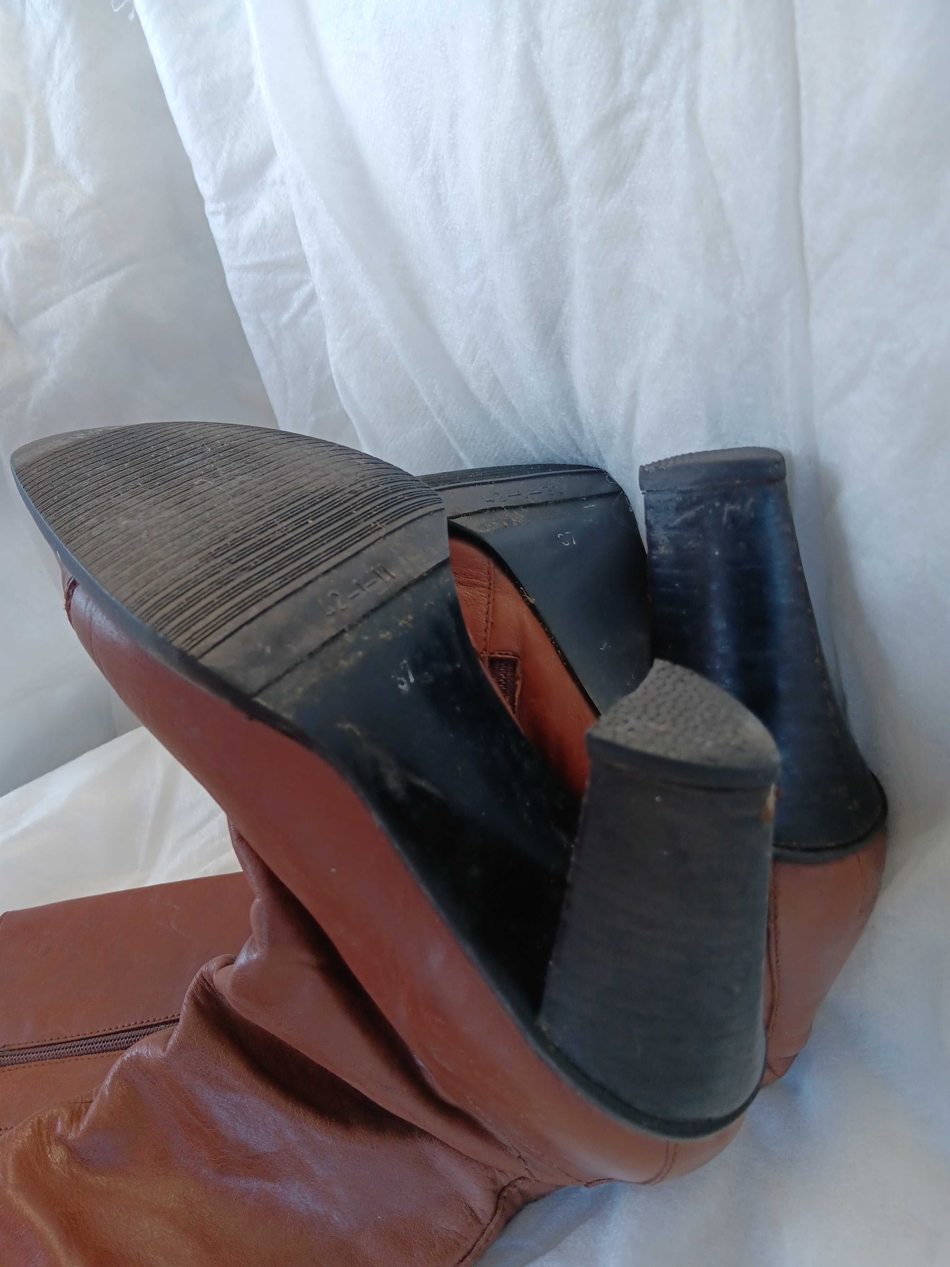 Botas salto e cano alto em pele da Ana Sousa