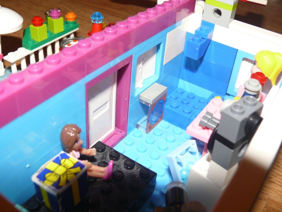 mały domek z ogródkiem gadżety, klocki Lego i inne