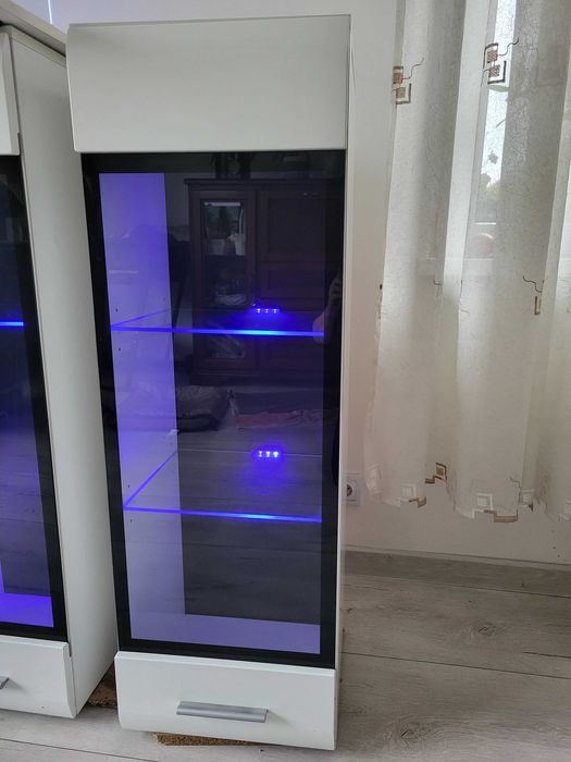 Meble wiszące do salonu