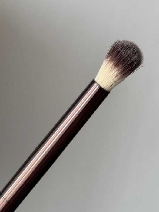 Nowy pędzel do cieni Hourglass nr 4 Crease brush