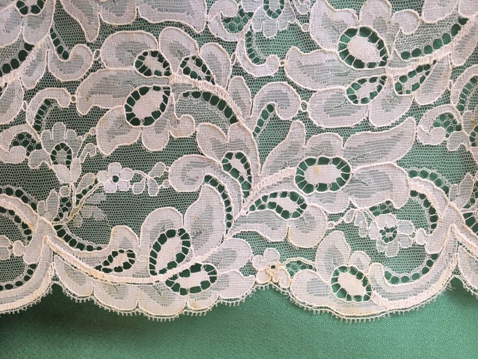 Renda bege com 18 cm de largura