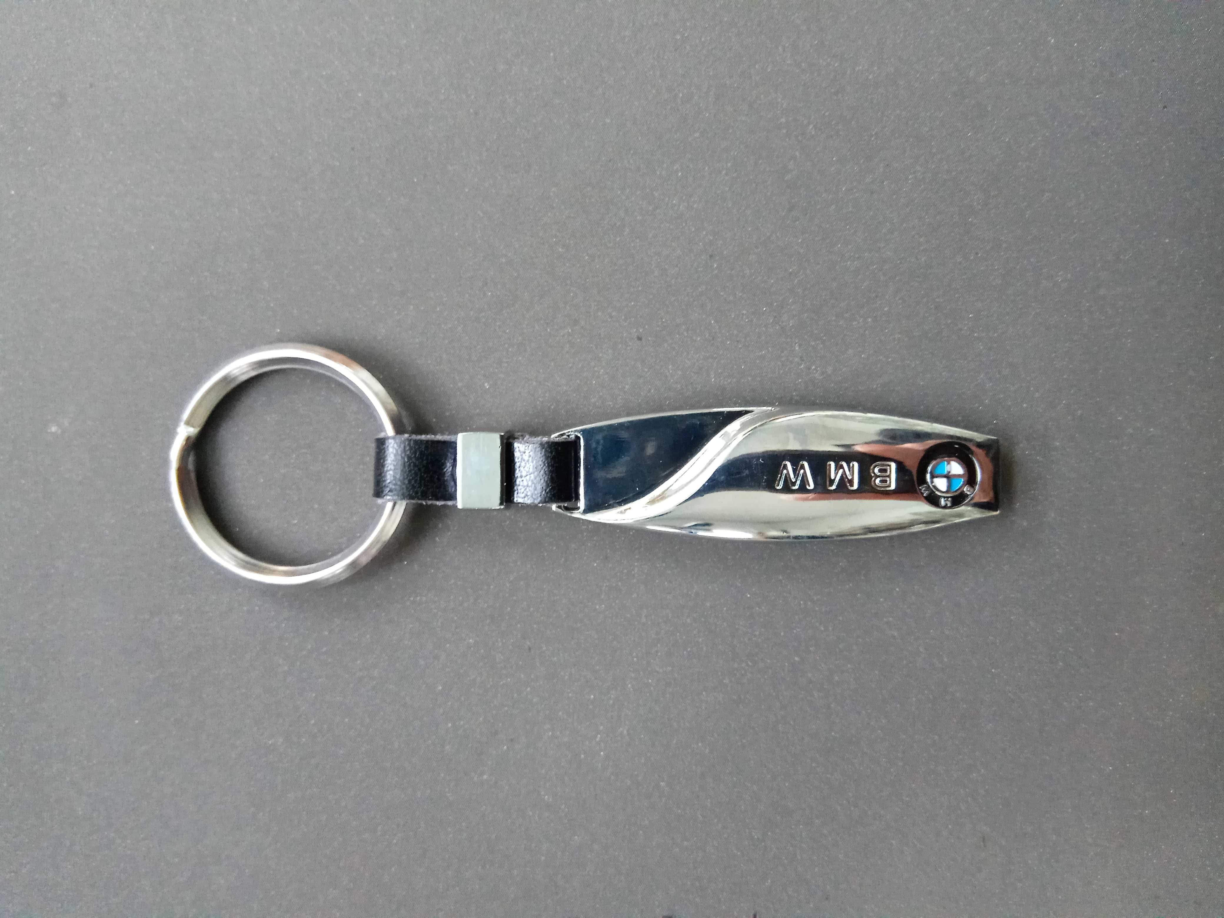Стильный брелок для ключей с логотипом марки автомобиля.