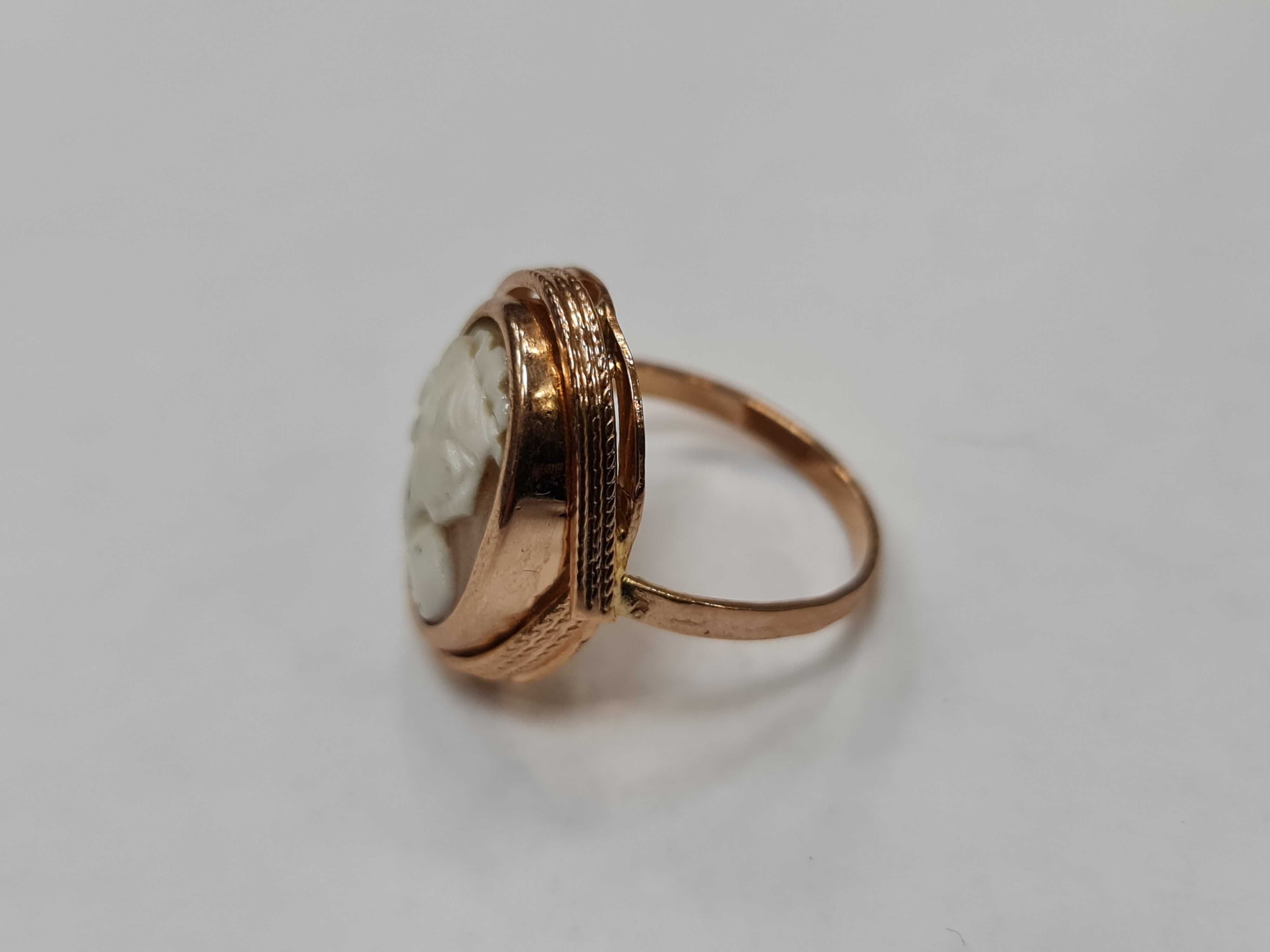 II poł. XX wieku! Złoty pierścionek/ 750/ 4.58 gram/ Kamea/ R12