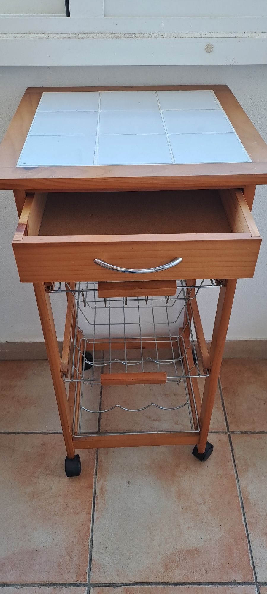 Mesa de apoio com rodas