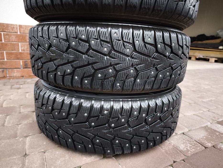 Зимові шиповані шини 215/60/R17 Yokohama
