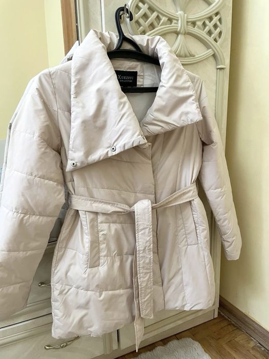 Куртка осіння жіноча з поясом подовжена осіння куртка жіноча бежева