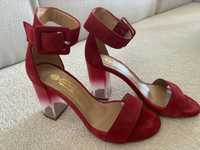 Sandálias vermelhas de salto alto