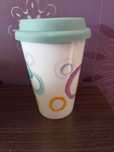Kubek porcelanowy z pokrywką silikonową 400 ml - stylowy prezent