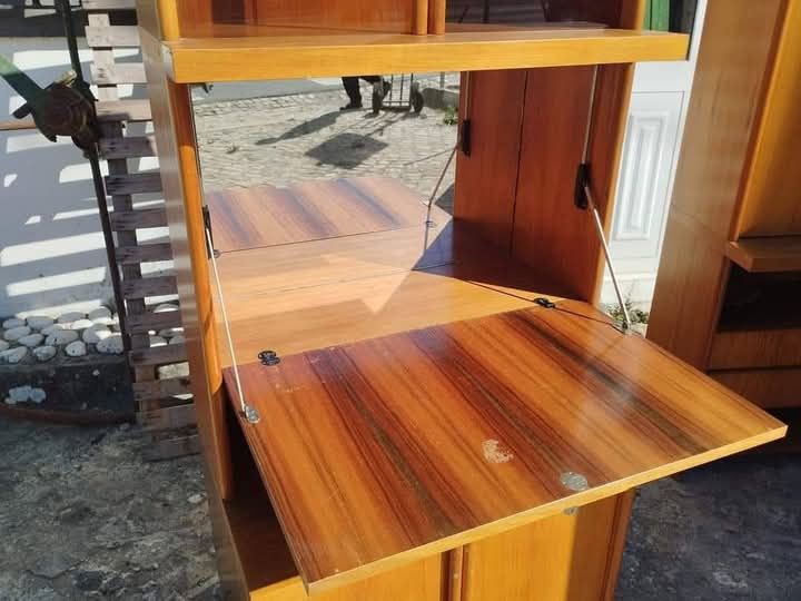 Móvel de sala com portas em vidro