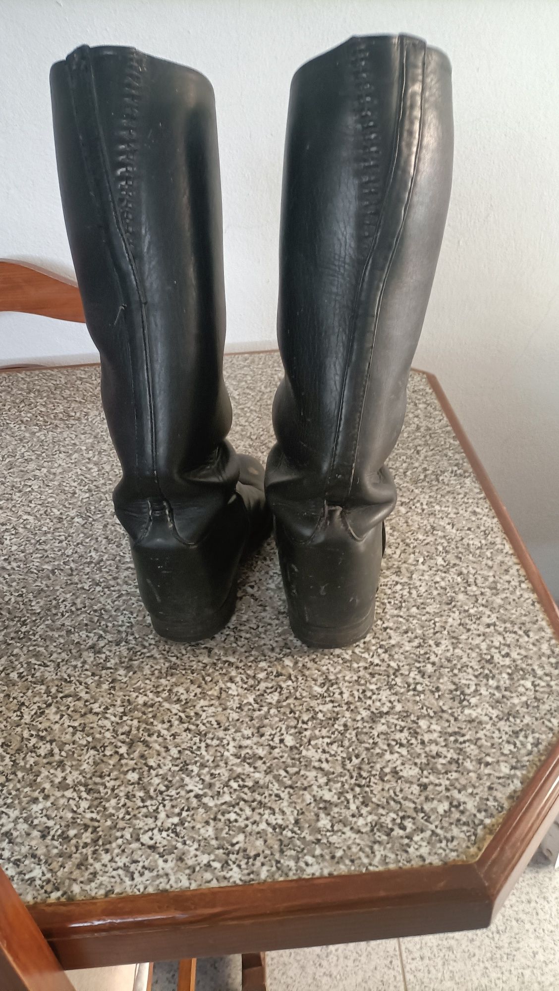 Vendo botas de cano alto (cavaleiro), número 38 com 40 cm de diâmetro