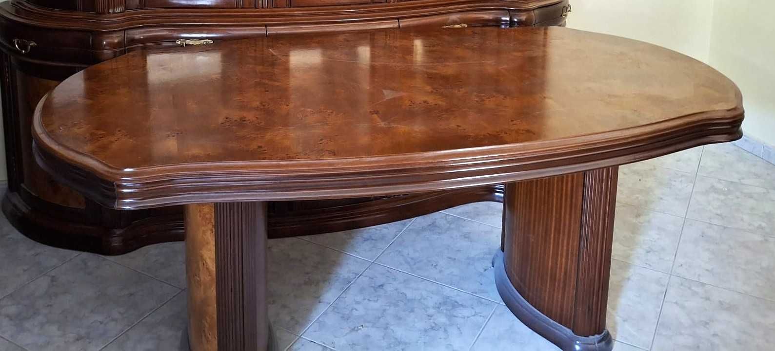 Conjunto de Mesa e 6 Cadeiras.