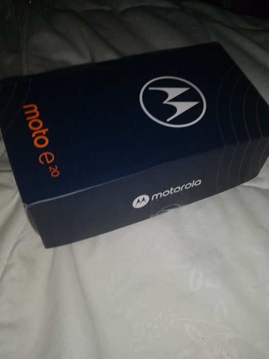 Motorola e20 bateria 100% lekko zbita szybka