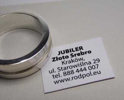 Srebrna masywna satynowana obrączka R.21. szer. 7,8 mm.