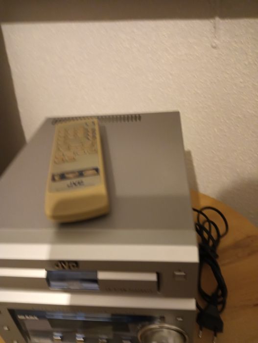 Wieża JVC CA-UXP5R nie w pełni sprawna.