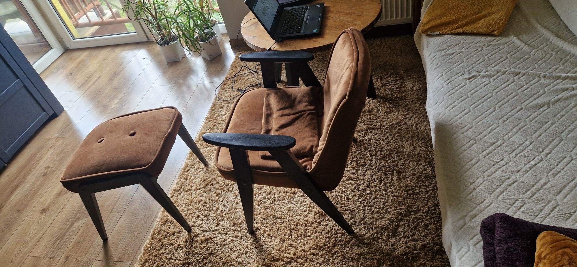 Fotel projektu Chierowskiego po renowacji z podnóżkiem