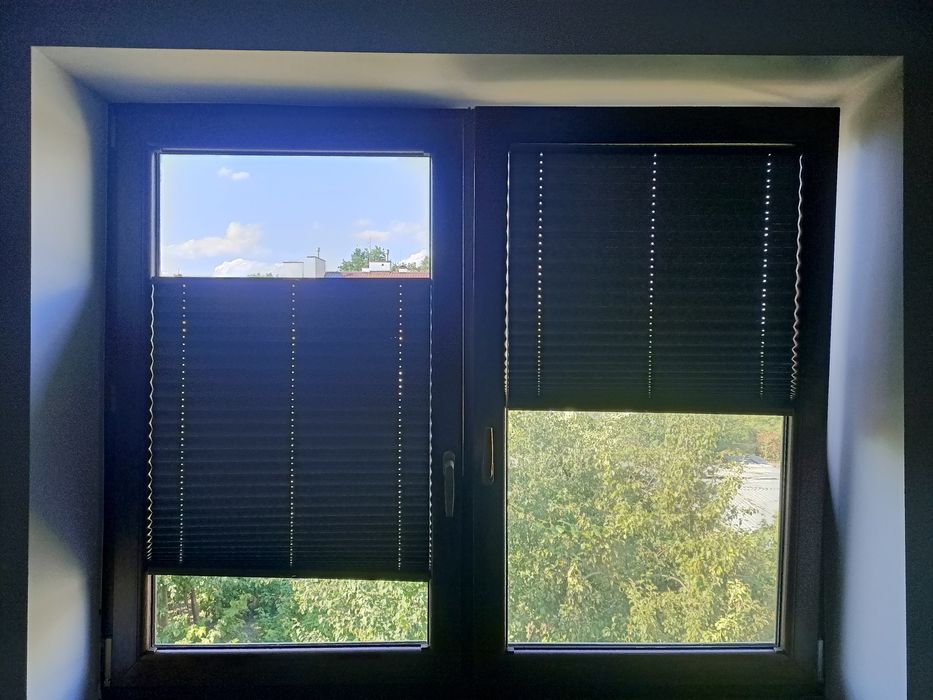 Okna PCV orzech + plisy+ parapet wewnętrzny