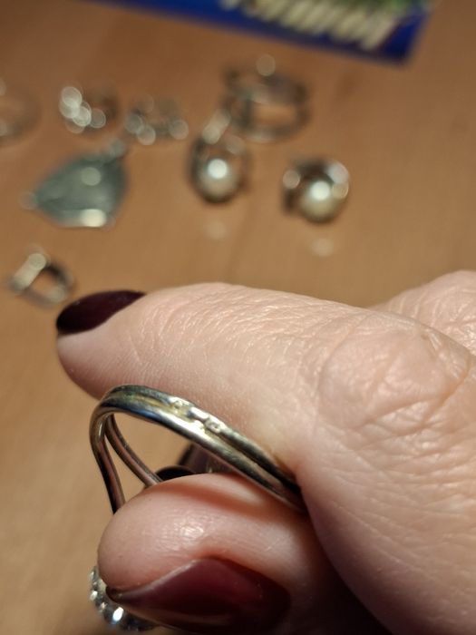 Продам серебрянные изделия,серёжки,кольца ,подвестка ,цена разное.