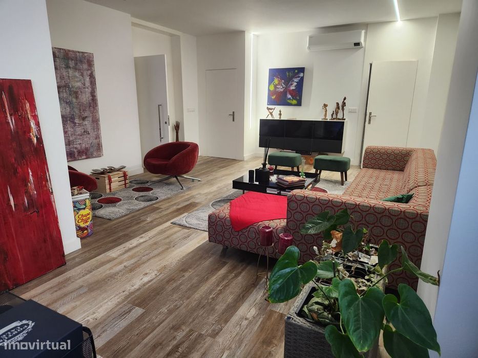 2 Estudios Residenciais + Garagem+Escritorio+2 Disticos Residentes