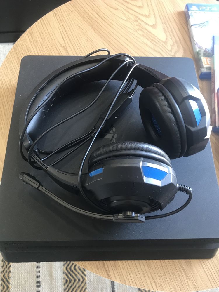 Play Station 4 - 1TB PS4