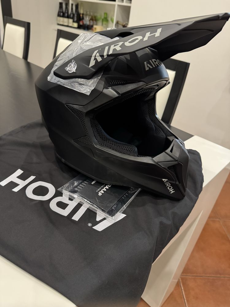 Capacete AIROH Black