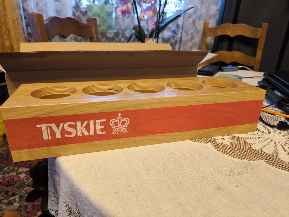 Stojak na piwo szklanki puszki butelki Tyskie