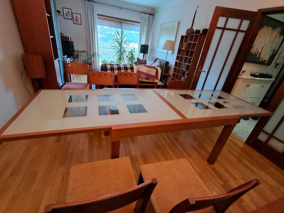 Mesa de jantar de madeira e tampo de vidro (extensível) com 6 cadeiras