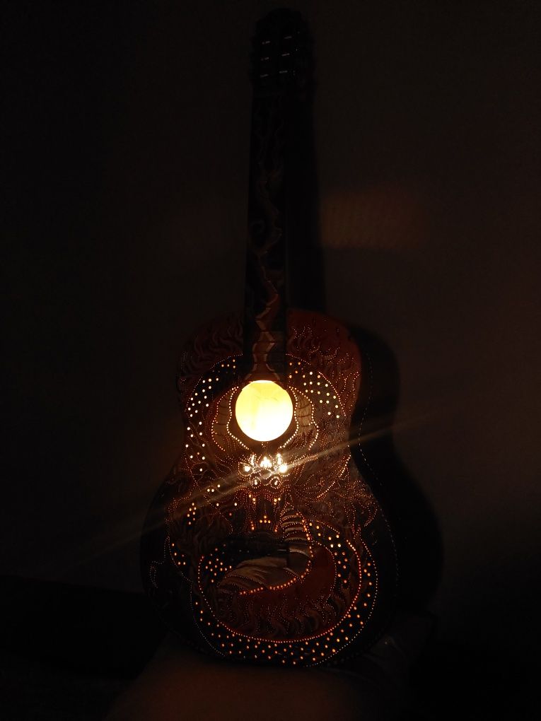 Lampa, gitara ,obraz, smok