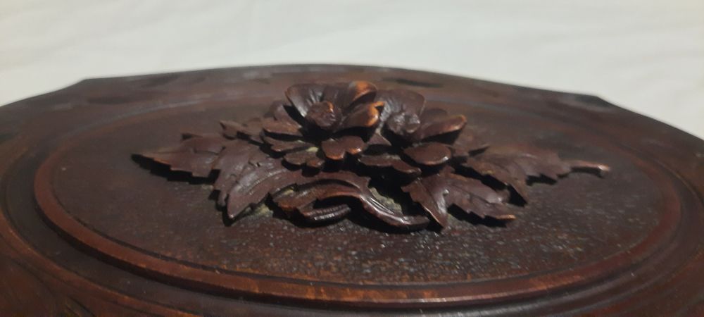 Caixa em madeira trabalhada 

Bom estado 

Com chave 

Inícios do sécu