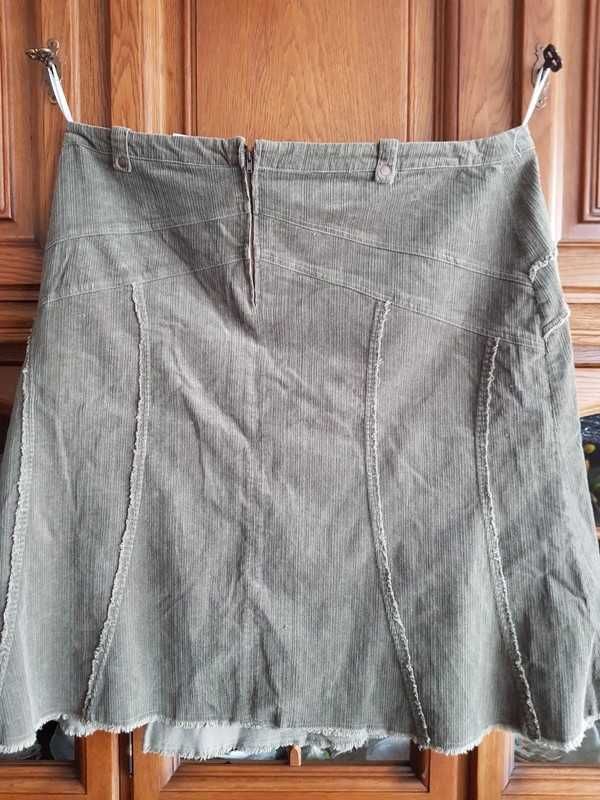 Zielona sztruksowa spódnica, rozmiar 52