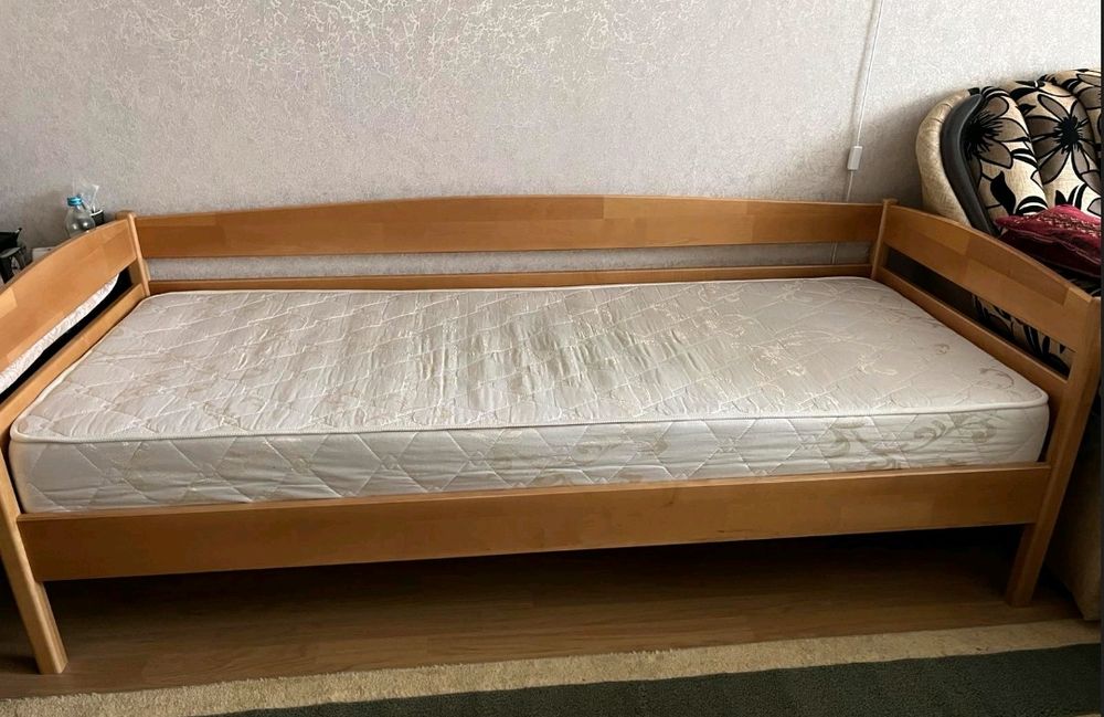 Продам кровать односпальную ,Торг!!!